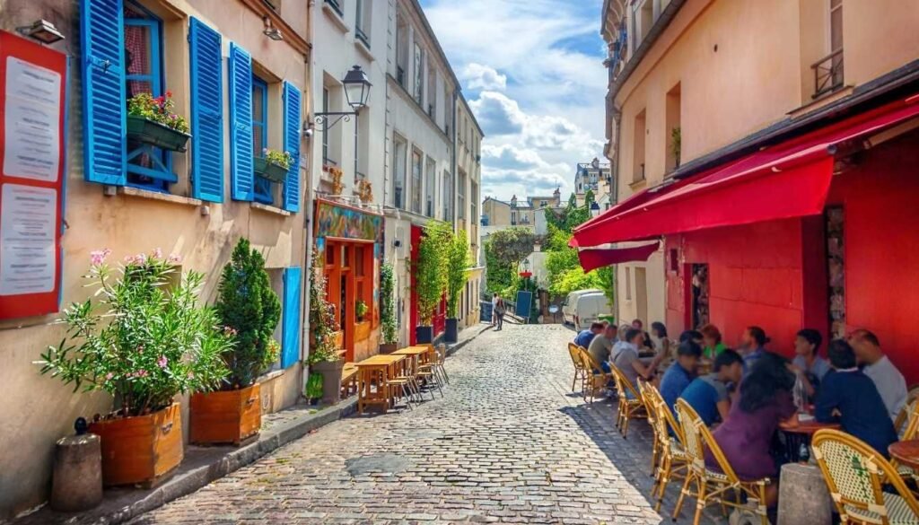 A bustling Parisian street in the vibrant summer, bathed in warm, golden light. In the foreground, people stroll along the sidewalks, enjoying the long, leisurely days. Sidewalk cafes and boulangeries spill out onto the streets, their inviting aromas and lively chatter creating a lively, festive atmosphere. In the middle ground, the iconic buildings of Paris rise up, their facades adorned with intricate architectural details and wrought-iron balconies. The background is dominated by the stunning silhouette of the Eiffel Tower, standing tall and proud against a clear, azure sky. The scene conveys the essence of summer in Paris - a time of indulgence, relaxation, and the pursuit of joie de vivre. Viela de Paris no Verão
