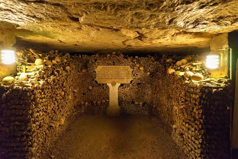 atrações imperdíveis de paris -catacumbas