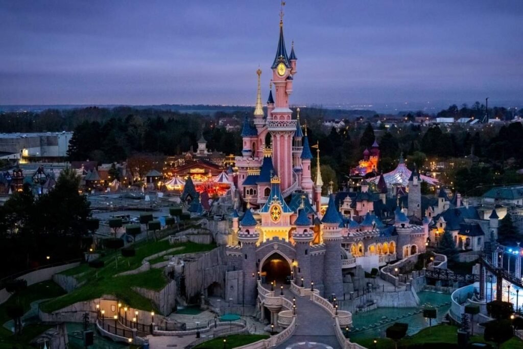 Disneyland Paris iluminada ao cair da Noite