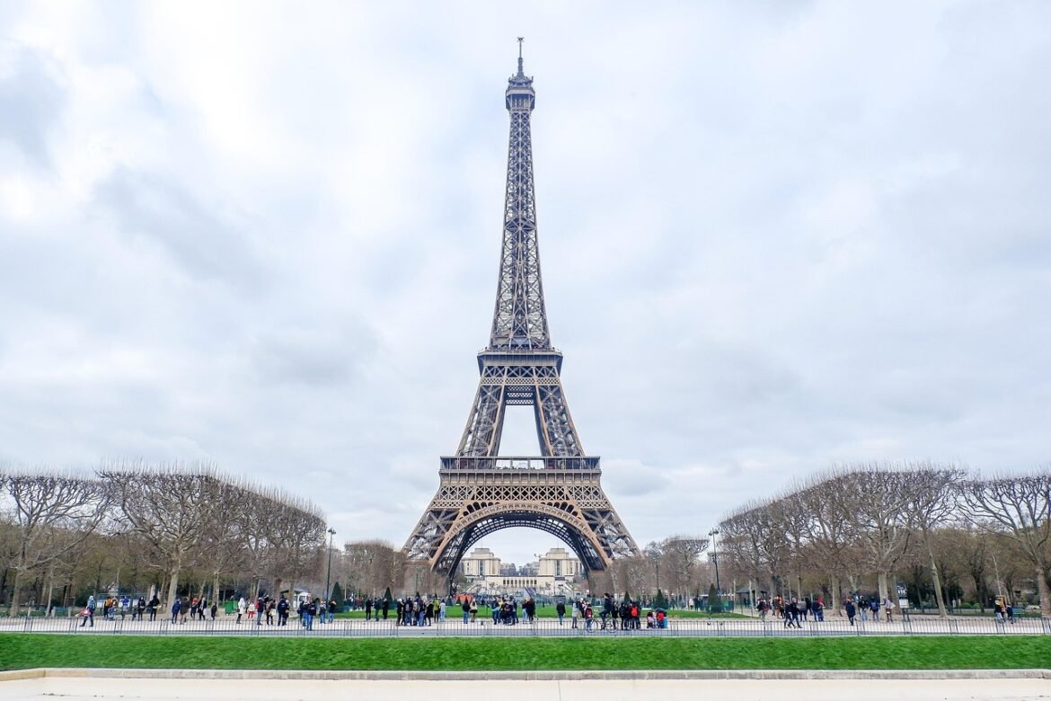 qual a melhor época para visitar paris e evitar multidoes