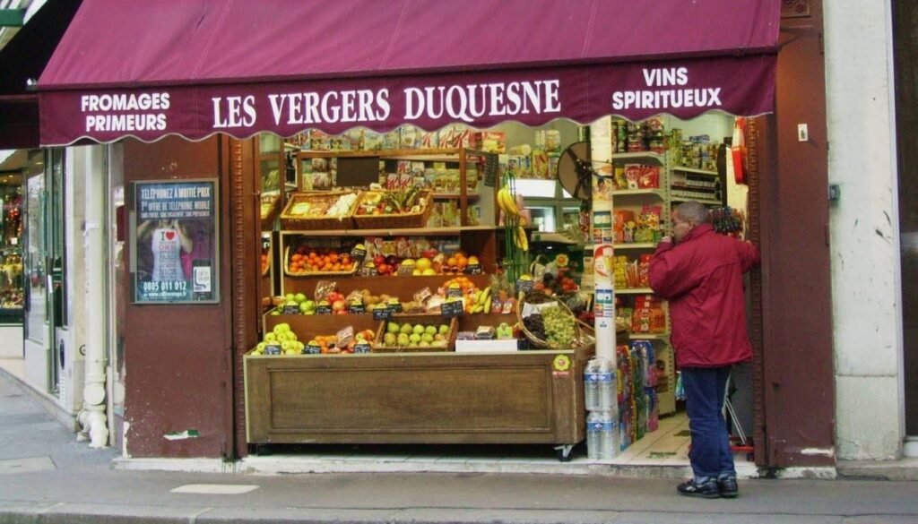 A lively street scene in a vibrant Parisian neighborhood, showcasing an array of affordable yet delectable local cuisine. In the foreground, a bustling open-air market stall displays an enticing spread of fresh produce, breads, and prepared dishes. Patrons browse the offerings, haggling playfully with the friendly vendors. In the middle ground, a cozy family-run bistro beckons, its warm lighting and lively chatter spilling onto the sidewalk. Further back, the iconic Haussmannian architecture frames the scene, setting the stage for this authentic Parisian dining experience. The overall mood is one of casual conviviality and culinary delight, capturing the essence of eating well on a budget in the City of Lights. Mercado de Rua em Paris