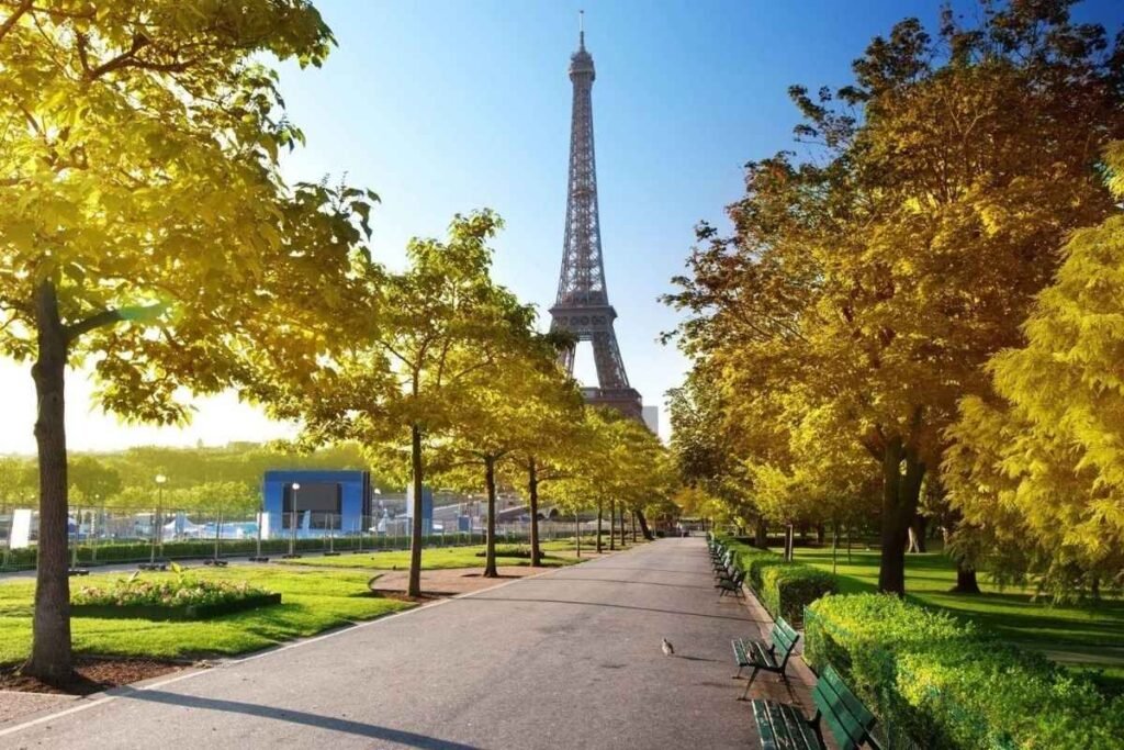 A torre eiffel em Paris no Outono