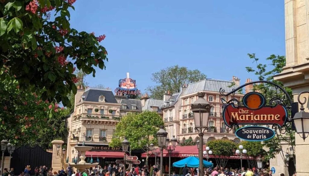 A picturesque Parisian street in the low season, adorned with charming cafes, boutiques, and historic architecture. Soft, diffused sunlight filters through the clouds, casting a warm, inviting glow over the scene. In the foreground, pedestrians stroll leisurely, admiring the vibrant window displays and savoring the tranquil atmosphere. The middle ground features iconic landmarks like the Eiffel Tower, standing tall and proud against the city skyline. In the background, the Seine River winds its way through the city, its gentle currents reflecting the serene surroundings. An air of quiet elegance and timeless allure pervades the setting, inviting visitors to immerse themselves in the enchanting charms of Paris during the low season. A Baixa Temporada em Paris geralmente ocorre entre Dezembro e Março