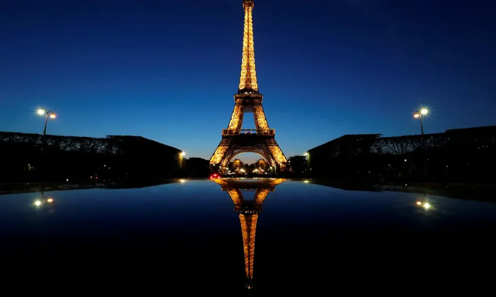 torre eiffel em paris iluminada a noite