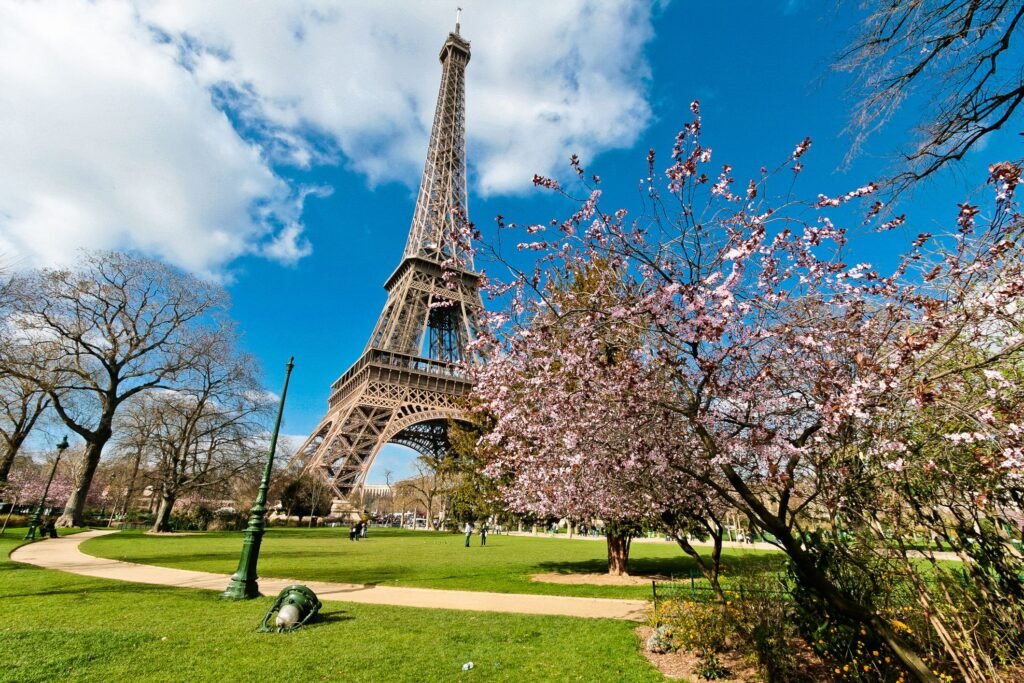 torre eiffel em paris na primavera