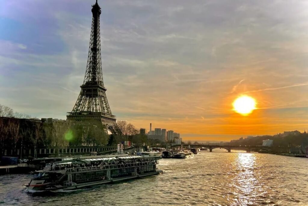 Cruzeiro pelo Rio Sena ao Por do Sol - Roteiro Paris 5 dias