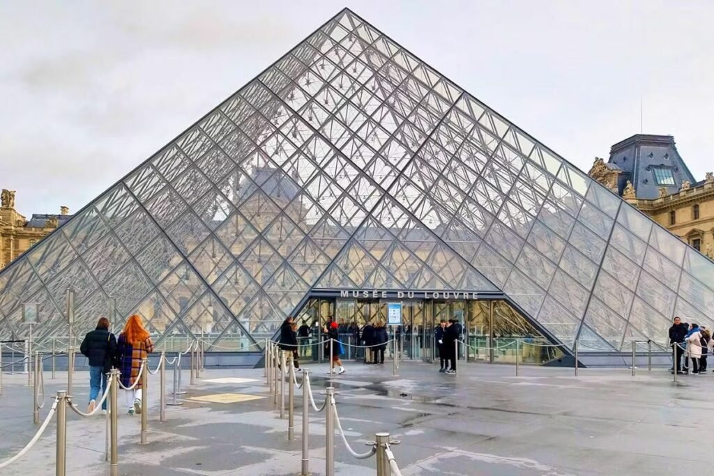 Entrada da Pirâmide do Museu do Louvre, a principal entrada para quem tem museu do Louvre ingresso Entrada da Pirâmide do Museu do Louvre, a principal entrada para quem tem museu do Louvre ingresso