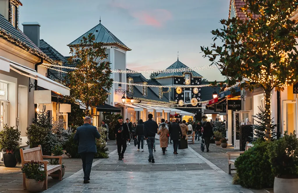 o Outlet La Valée Village fica a 40Km de Paris