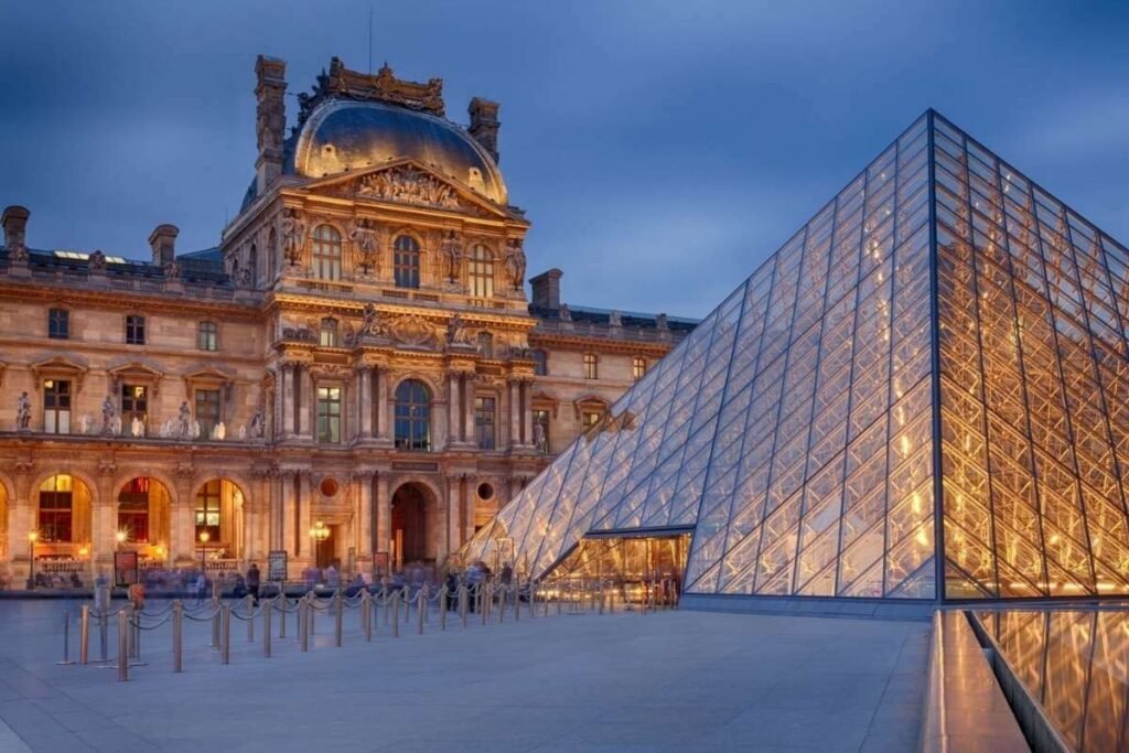 Pirâmide do Museu do Louvre - roteiro paris 5 dias