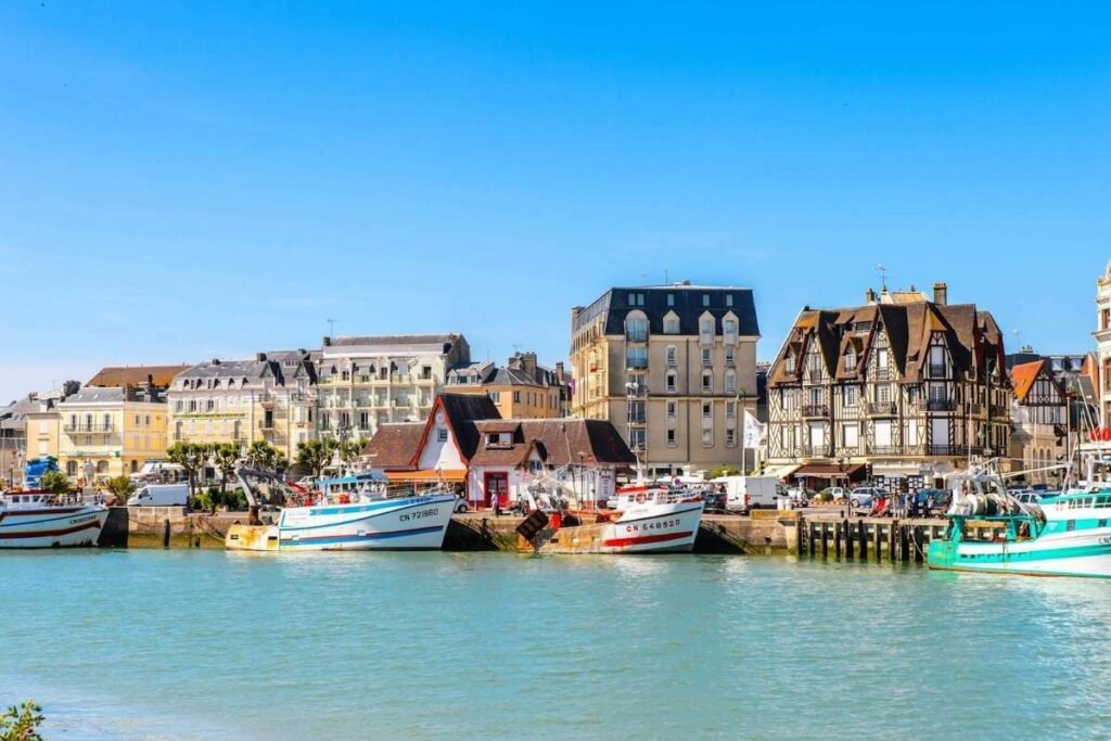 Trouville-sur-Mer, é uma praia perto de Paris Trouville-sur-Mer, é uma praia perto de Paris