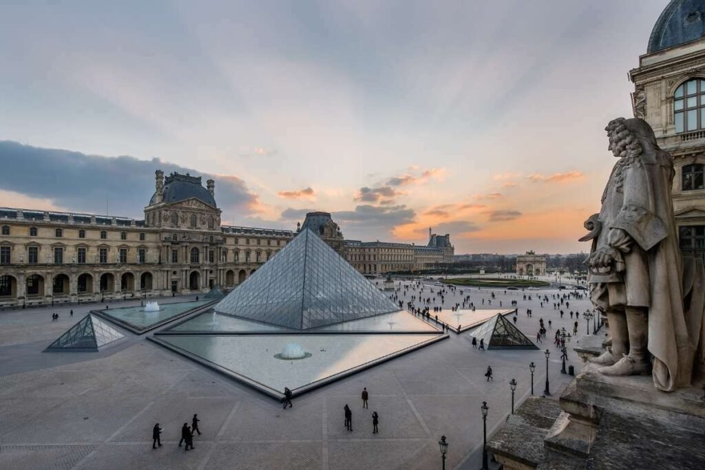 Vista externa do Museu do Louvre mostrando as três alas principais que os visitantes com museu do Louvre ingresso podem explorar Vista externa do Museu do Louvre mostrando as três alas principais que os visitantes com museu do Louvre ingresso podem explorar