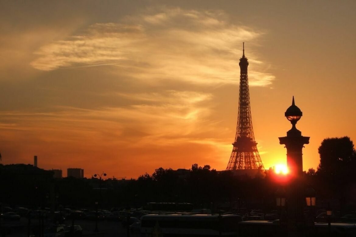 Vista panorâmica de Paris com a Torre Eiffel ao pôr do sol - roteiro paris 5 dias