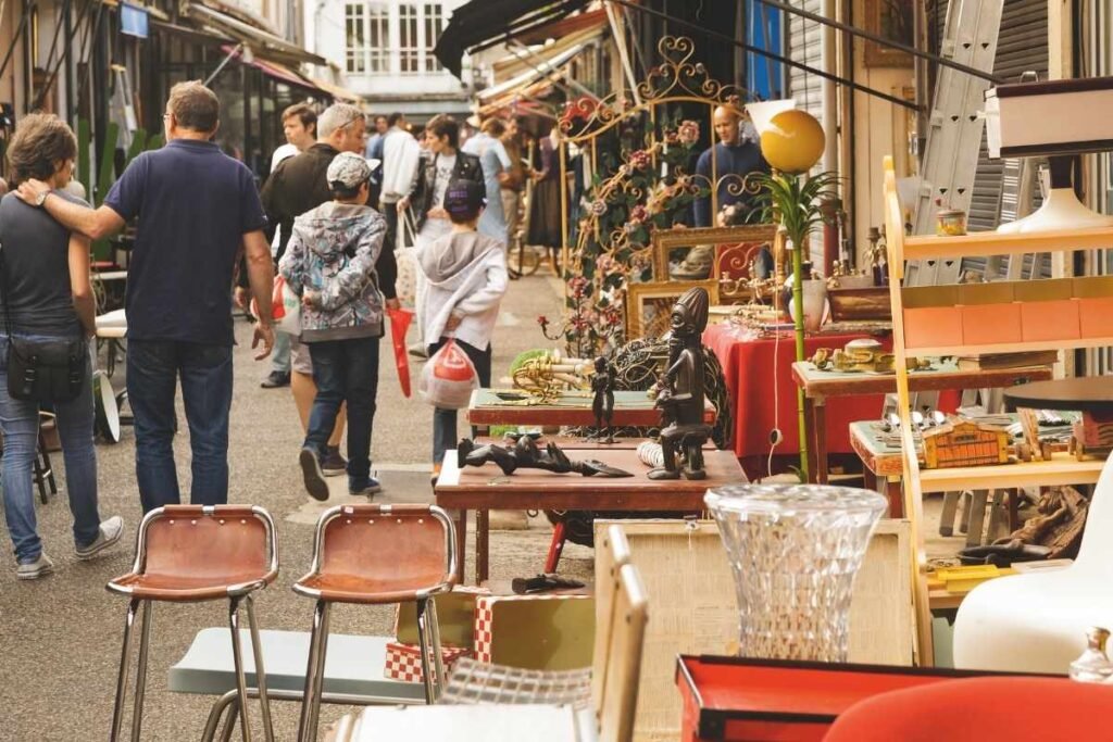 Pechinchar decoração e antiguidades no Marché Aux Puces em Paris