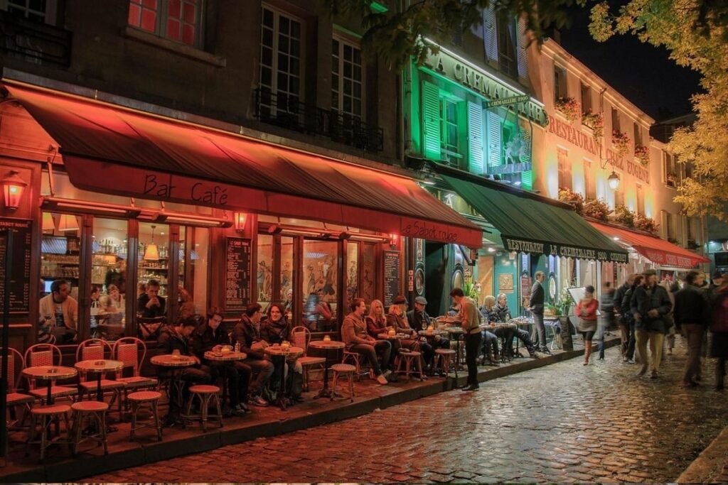 restaurantes em montmartre com mesas ao ar livre